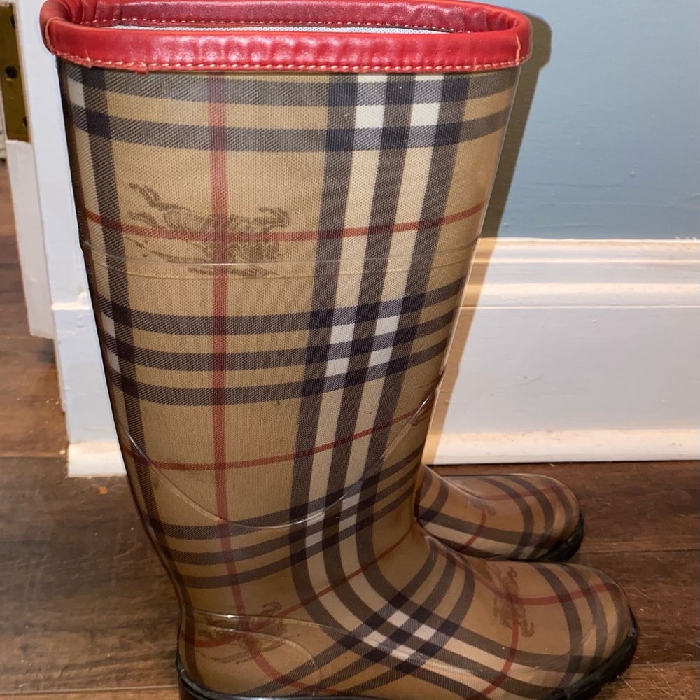 Authentic Burberry rain boots. Good condition!